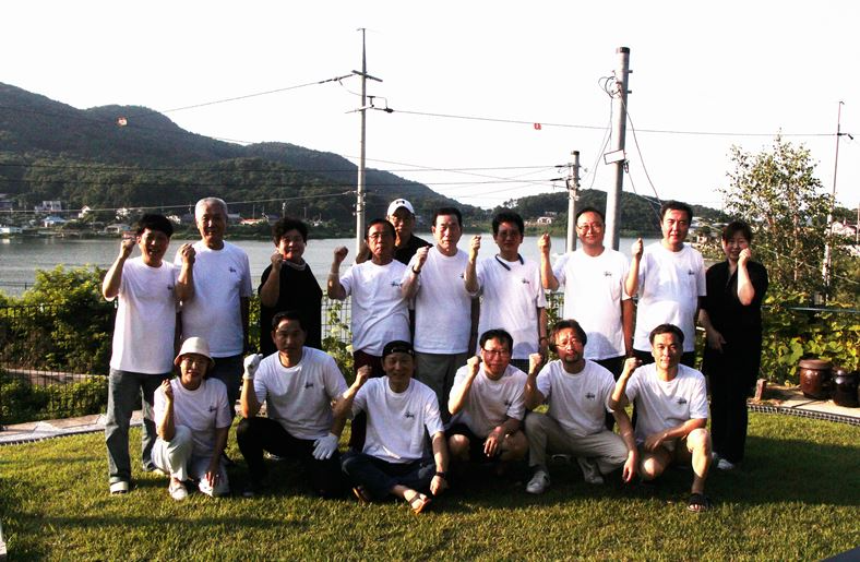 인천시출입연합기자단이 하계 워크숍을 진행중에 화이팅을 외치며 기념촬영을 하고 있다