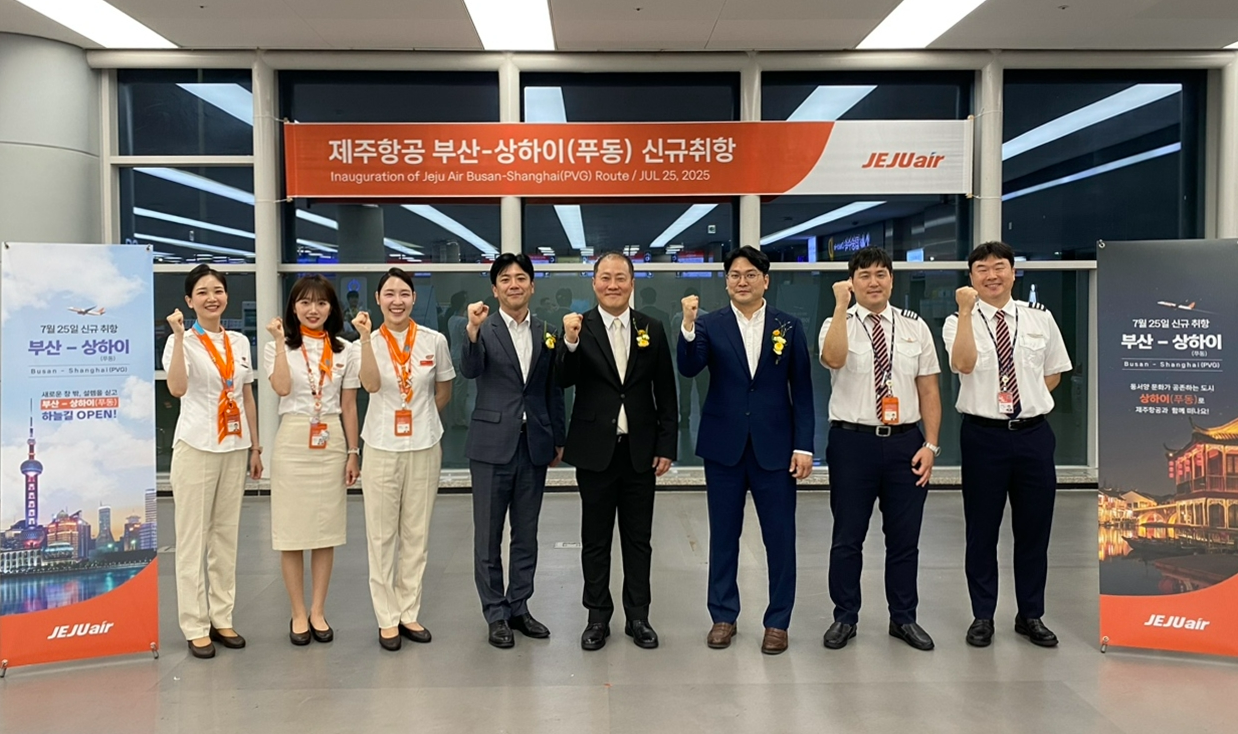 제주항공 부산~상하이(푸둥) 노선 신규 취항식에서 정재필 커머셜본부장(오른쪽에서 네번째) 등 임직원들이 신규 취항편 승무원들과 기념촬영을 하고 있다.(사진=제주항공)