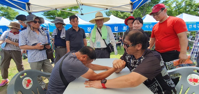 작년 바다축제 때 팔씨름 하는 모습.(제공=부산장애인총연합회)