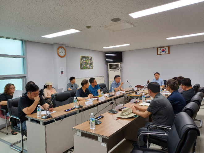 천왕수소발전소 반대 광명비상대책위원회가 27일,오후 3시 해모로이연 아파트 관리사무실 2층에서 천왕수소발전소 반대 주민대책 위원회 관계자들과 함께 간담회를 갖고 있는 모습. (사진=로이슈)