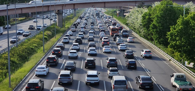 여름 휴가철 정체된 고속도로나 전용도로에서 졸음운전이 잦은 상황에서 첨단운전자보조장치(ACC)에만 의존하거나 스마트폰을 사용하는 것은 큰 사고로 이어질 수 있다. 가족 동승 시엔 특히 주의가 필요하다.(사진제공=자동차시민연합)