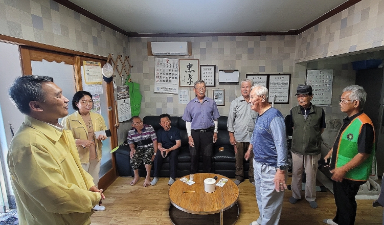 최정일 부군수 무더위쉼터 점검