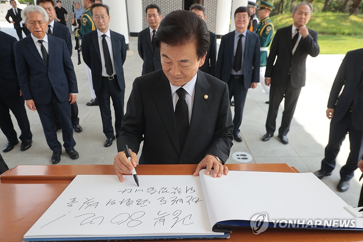 현충원 방명록 작성하는 정동영 통일부 장관(사진=연합뉴스)