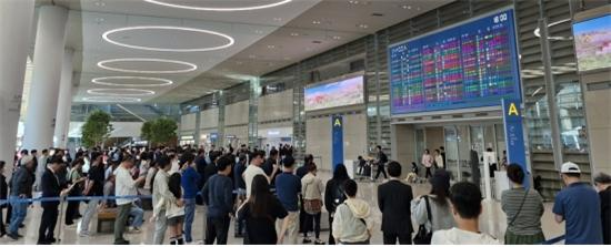 인천국제공항 내부가 이용 방문객들로 가득하다. 그런데 고객의 안전과 편의를 져버렸다는 비판이 일고있다(사진제공=인천출입연합기자단)