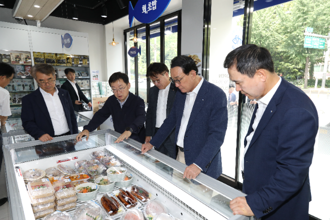 . 노동진 수협중앙회장(사진 오른쪽 두 번째부터) 30일, 김성범 해양수산부 차관과 함께 서울 수서역에서 시민들에게 '바다를 보다' 책자를 나눠주고 있다.(사진=수협중앙회)