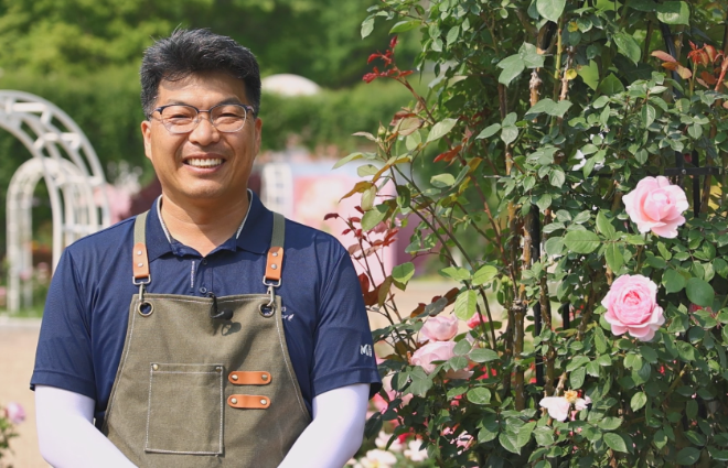 '핑크 페이스트리' 품종을 개발한 에버랜드 하호수 프로. 사진=삼성물산