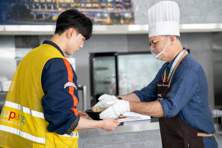 쿠팡풀필먼트서비스, 평택1·2센터에서 중복맞이 삼계탕 배식