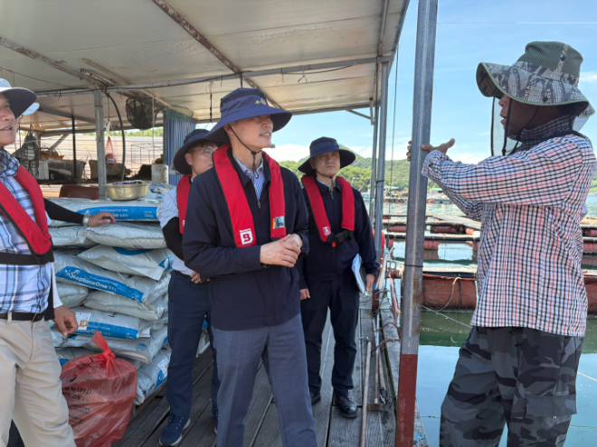 이옥진 수협중앙회 금융지원부대표(사진 가운데)가 지난 30일, 경남 통영시에 위치한 양식보험 집중점검 대상 양식장을 찾아 고수온 대비 양식장 관리를 안내하고 있다.(사진=수협중앙회)