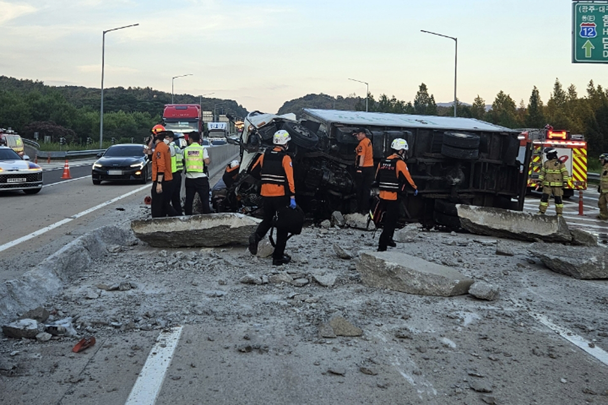 대형 화물 추락사고 현장(사진=연합뉴스)
