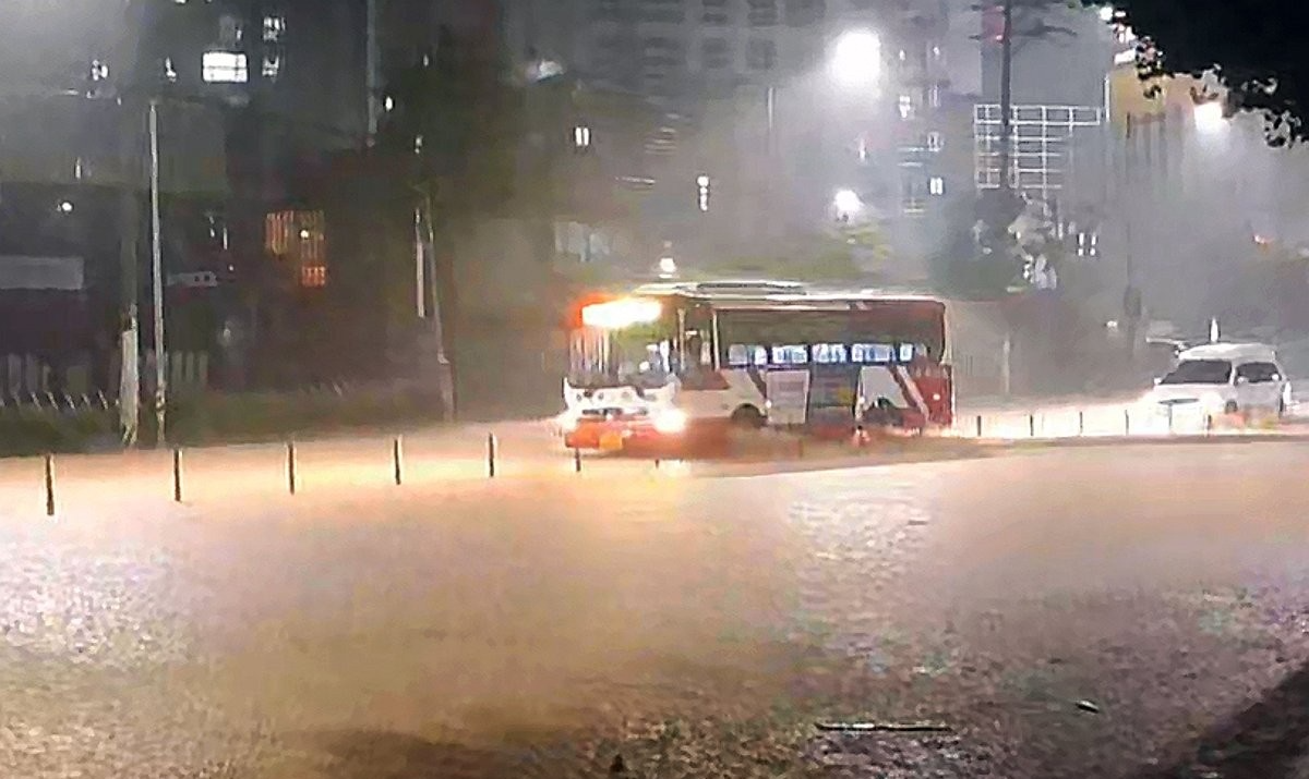 빗물에 잠긴 광주 신안동 도로(사진=연합뉴스)