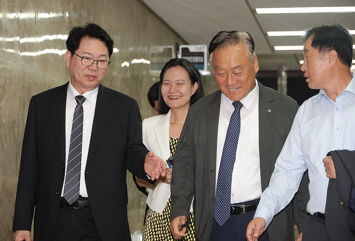 민주당 의원총회 참석하는 이한주 국정기획위원장(사진=연합뉴스)