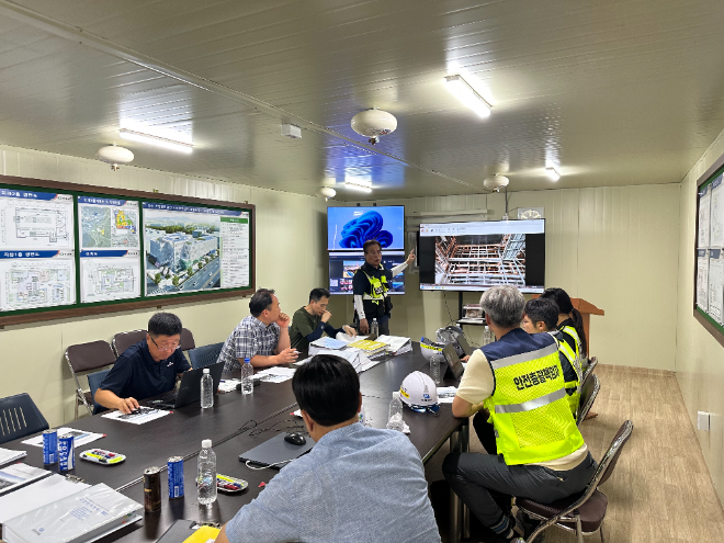 경산 창업열린공간·지식산업센터 건설현장의 비계 작업발판 설치 상태에 대해 설명중인 모습.(사진=국토안전관리원)