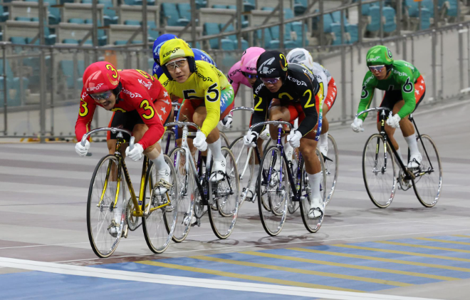 특선급 결승전에서 타종이 울리자 3번 류재열, 5번 임채빈, 2번 정종진 순으로 결승선을 향해 전력 질주하고 있다.(사진=국민체육진흥공단)