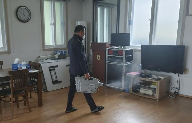 지난 4일 운산면 안호리 경로당에서 진행된 일제소독