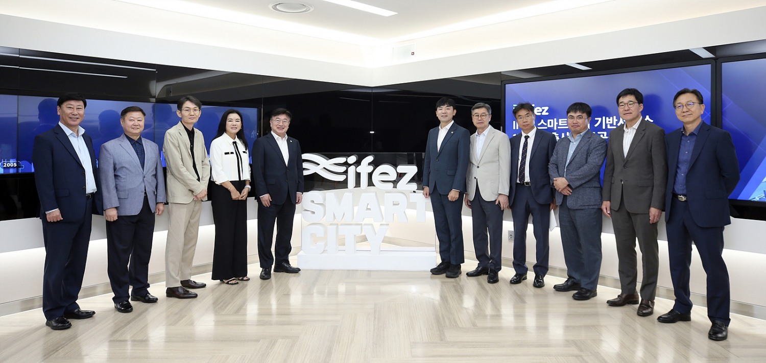 왼쪽 세번째부터 롯데이노베이트 이장훈 부문장, 롯데이노베이트 강은교 부문장, 인천경제자유구역청 윤원석 청장, 인천광역시의회 산업경제위원회 신성영 부위원장. 사진=롯데이노베이트