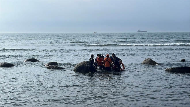 방어진항 슬도 주변 해상에서 소방과 공동으로 익수자를 구조하고 있다.(제공=울산해경)