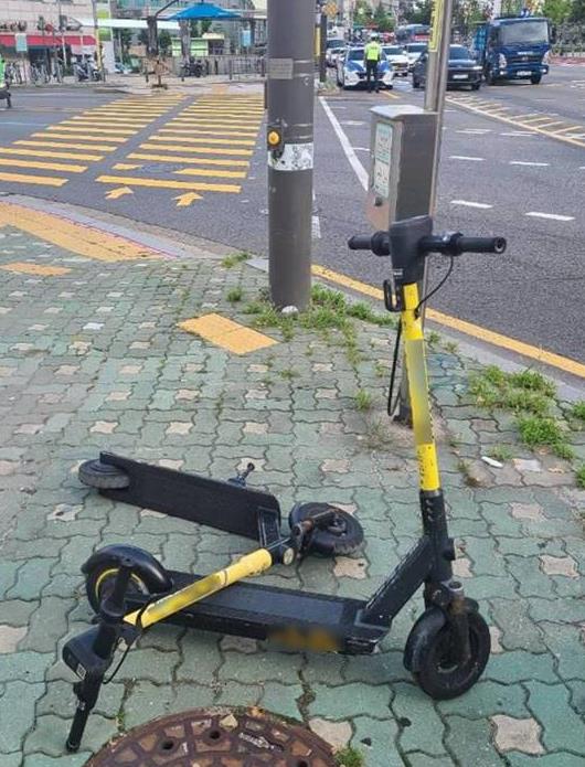 불법 주·정차된 전동킥보드 모습