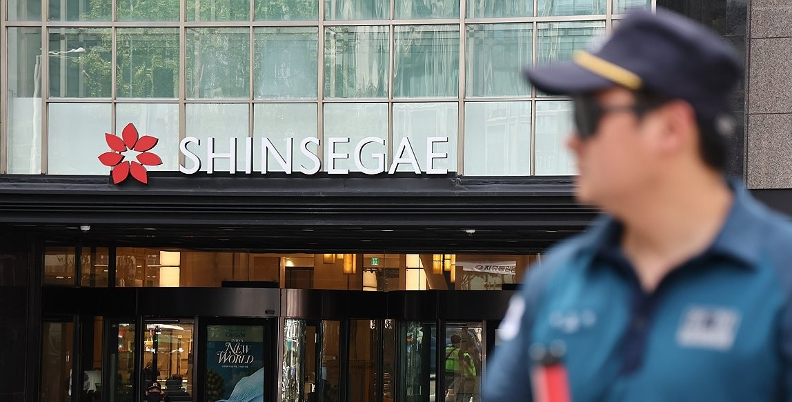 명동 신세계백화점 경비 강화(사진=연합뉴스)