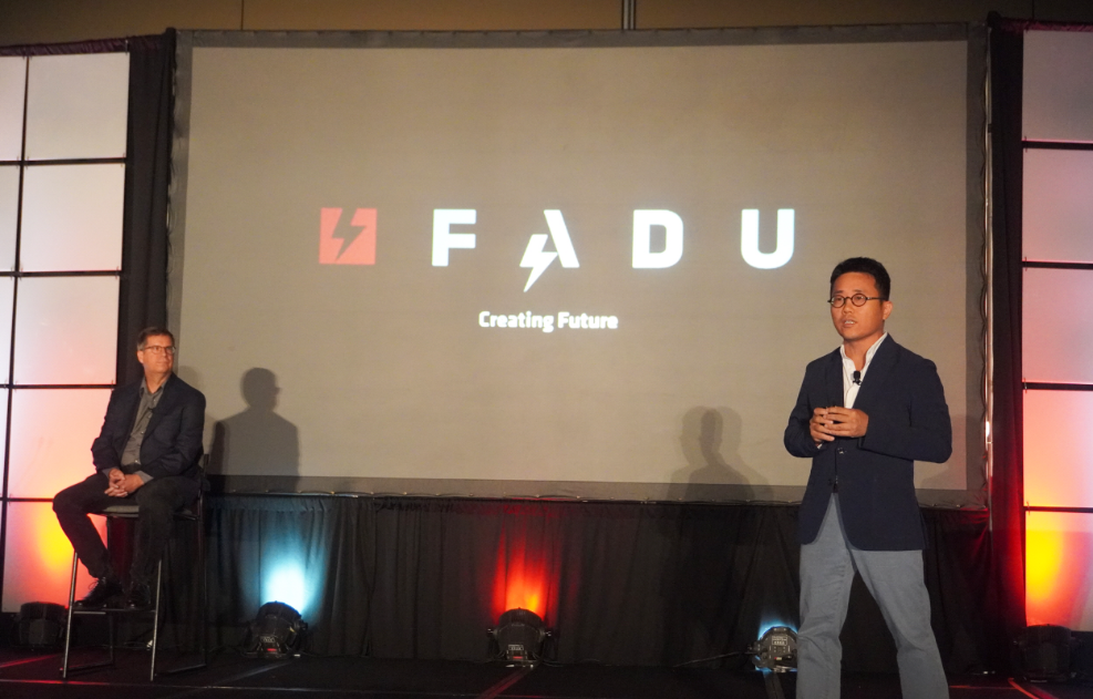 세계 최대 규모 메모리 및 스토리지 기술 전시회 ‘FMS 2025(Future of Memory and Storage)’에서 파두 이지효 대표(CEO, 오른쪽)와 메타(Meta)의 로스 스텐포트(Ross Stenfort, 왼쪽) 하드웨어 시스템 엔지니어가 “스토리지의 경계를 확장하다: AI 데이터센터를 위한 차세대 SSD”를 주제로 공동 기조연설을 진행했다. 사진=파두