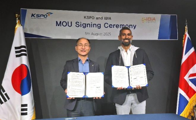 이성철 경륜경정총괄본부장(왼쪽)과 IBIA 칼리드 알리 대표가 IBIA 인증 협약을 체결하고 기념사진을 촬영하고 있다.(사진=국민체육진흥공단)