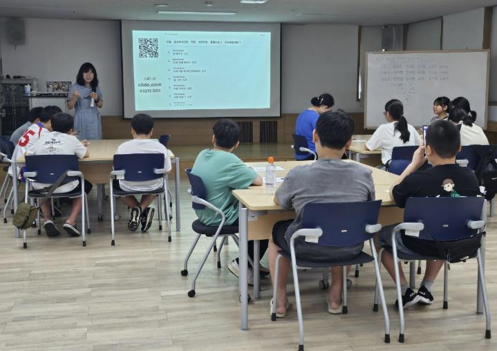 성교육을 받고 있는 아이들
