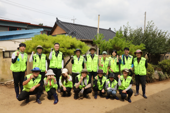 법제처(처장 조원철)는 8월 8일, 지난 7월, 집중호우로 침수 피해를 입은 충청남도 당진시를 찾아 신속한 복구를 위한 지원활동을 하고 있다. (사진=법제처)