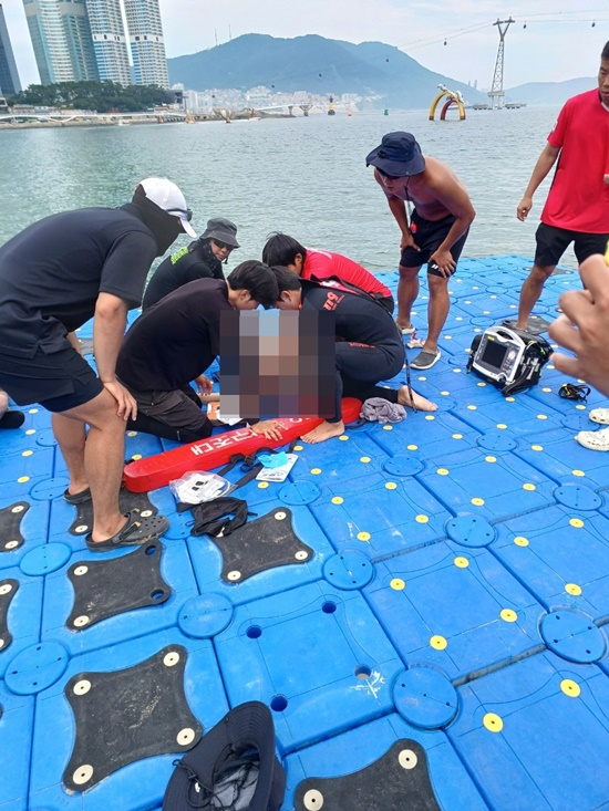 인명구조요원이 심폐소생술 하는중이다.(사진제공=부산해양경찰서)