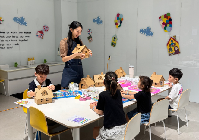 제주 영어교육도시에 위치한 유아·초등 전문 영어 학원 ‘두들리어학원 주식회사’가 체험형 영어미술 프로그램을 본격 운영하고 있는 모습. (사진=두들리어학원)