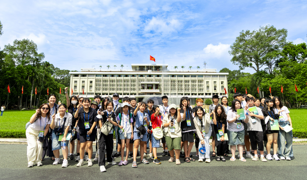 우미드림파인더 참가 아동청소년들이 호치민에 위치한 통일궁 앞에서 기념사진을 찍었다.(사진=우미희망재단)