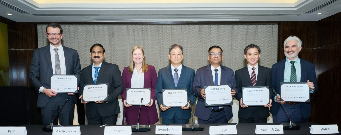 (왼쪽부터) BHP 그룹 영업·마케팅 담당 미카엘 호버스(Michiel Hovers), AM/NS 인디아 지속가능경영 총괄 아르빈드 보단커르(Arvind Bodhankar), 쉐브론 사업개발 담당 앨리스 플레셔(Alice Flesher) 부사장, 현대제철 공정연구센터장 김용희 상무, JSW스틸 지속가능경영 담당 프라보다 아차르야(Prabodha Archarya), 미쓰이상사 탄소중립사업 총괄 켄 야스하라(Ken Yasuhara), Hatch 기후변화 부문 총괄 얀 곽(Jan Kwak). (사진=현대제철)