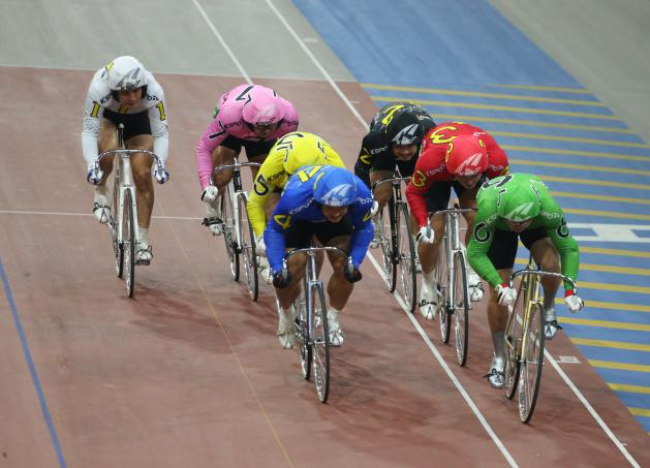 광명스피돔에서 경주에 출전한 선수들이 치열한 경합을 벌이고 있다. (사진=국민체육진흥공단)