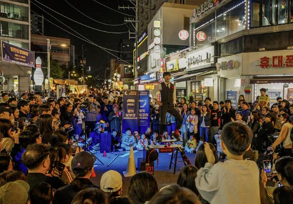 쌍리단길 별빛야시장에서 방문객들이 공연을 관람하고 있다
