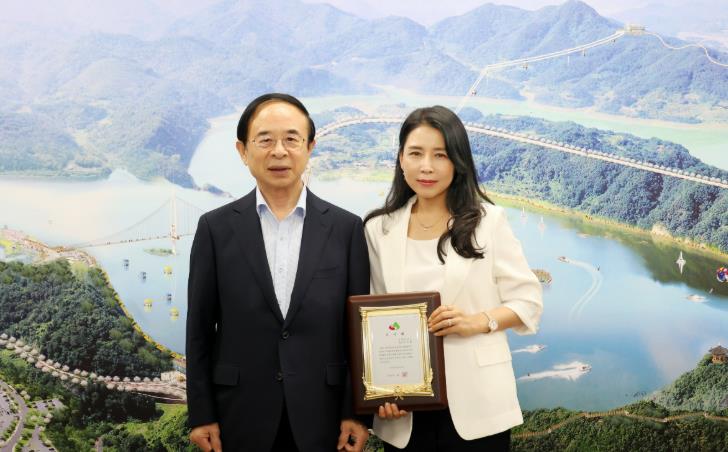 임실군, 문화 공연 후원자에 감사패 전달