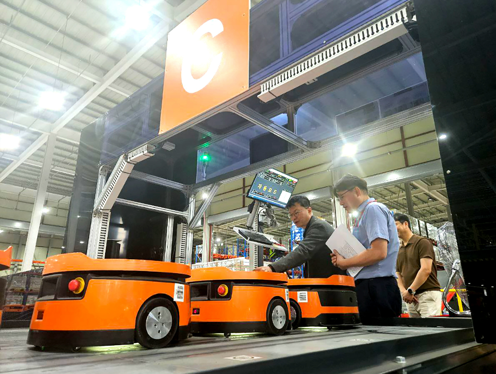 이호정 SK네트웍스 대표이사가 정보통신사업부 수도권 물류센터를 찾아 작업환경을 면밀히 살피고 있는 모습.(사진=SK네트웍스)