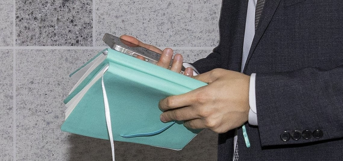 '주식 차명거래' 이춘석 의원실 폐지함에서 발견된 수첩(사진=연합뉴스)