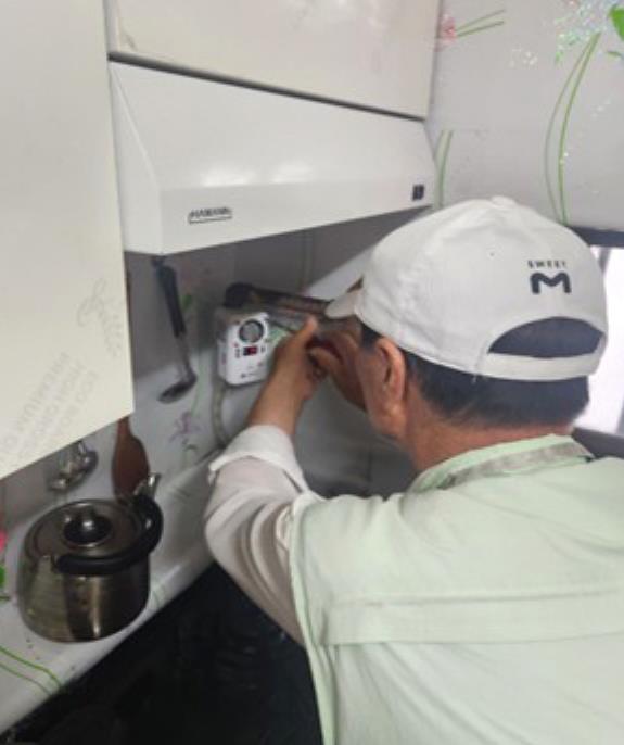 안전취약가구에 방문해 가스타이머를 설치하고 있다