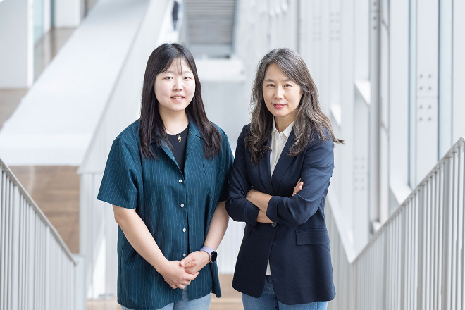 (왼쪽부터) 이화여대 화학나노과학과 강효정 박사과정생, 박소정 교수. 사진=이화여대