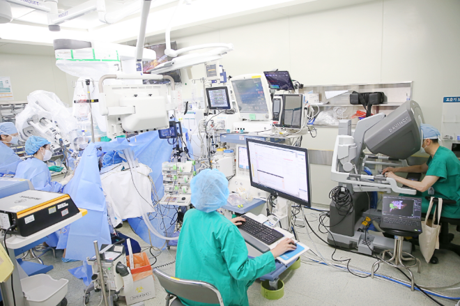서울아산병원 김지훈 교수팀, 간암 · 간종양 환자 ‘로봇 간 절제 100례’ 달성