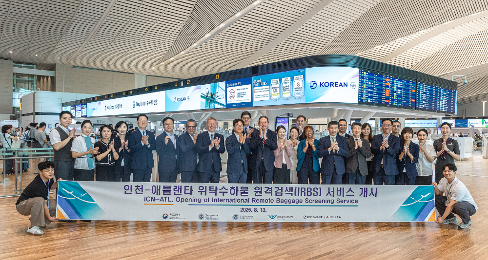 13일 오후 인천국제공항 제2여객터미널 대한항공 카운터에서 국토교통부와 미국 교통보안청(TSA), 대한항공·델타항공 주요 관계자들이 IRBS 시행 첫날을 기념하여 사진 촬영을 하는 모습.(사진=대한항공)