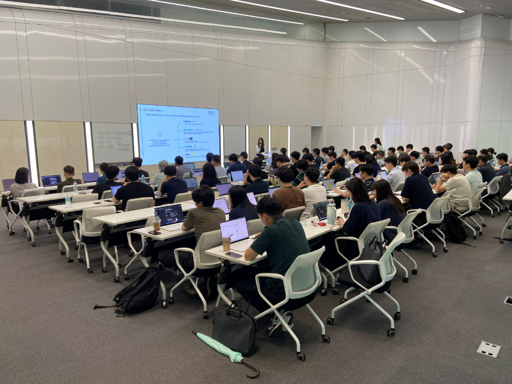 한국앤컴퍼니그룹 하이테크 중앙연구소 한국테크노돔에서 ‘AI 크루 교육 프로그램’을 진행하는 모습.(사진=한국앤컴퍼니그룹)