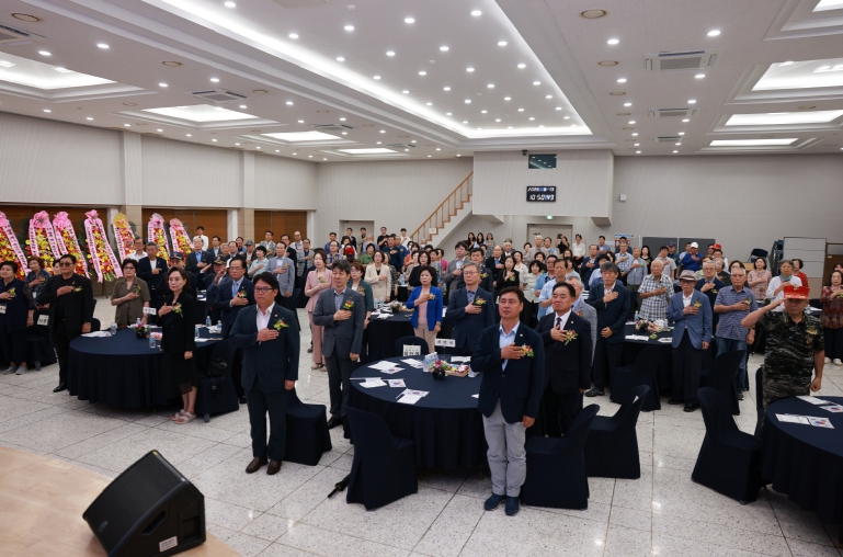 13일 제80주년 광복절 경축식에서 참석자들이 국기를 향해 경례를 하고 있다