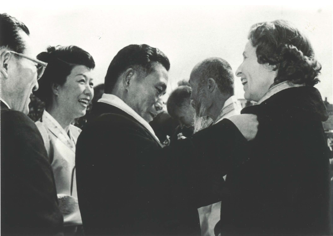 1968년 박정희 대통령으로부터 아버지 마틴 선교사의 ‘건국훈장 독립장’을 수여 받는 마가렛 선교사. 사진=숭실대