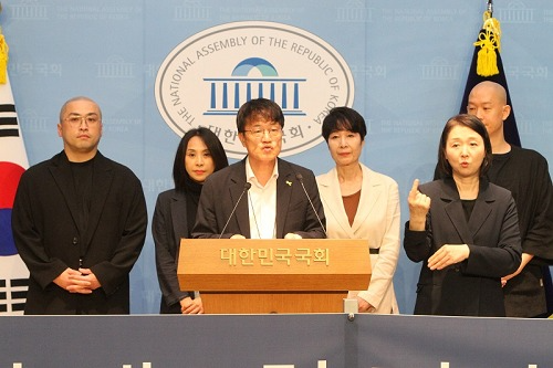 더불어민주당 박주민 의원과 문신사 제도화 민관 협의체 TFT 구성원들이 국회 소통관에서 기자회견을 열고 있다.(사진=박주민 의원실)