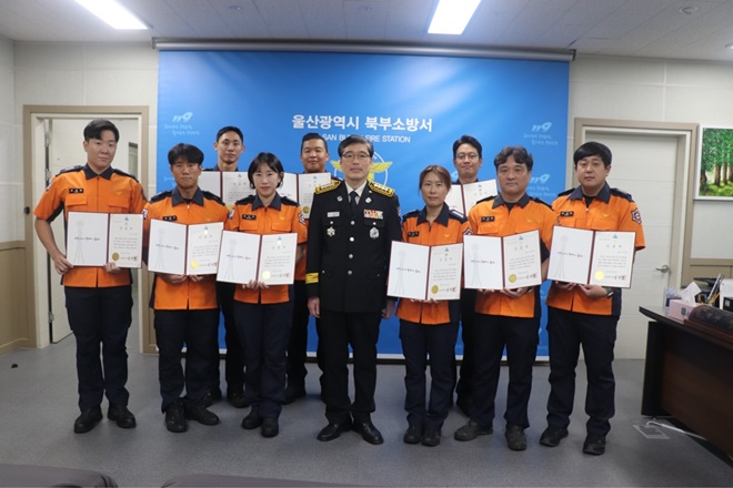 8월 14일 서장실에서 열린 하트세이버, 브레인세이브 인증서 수여식 기념촬영.(사진제공=울산시)