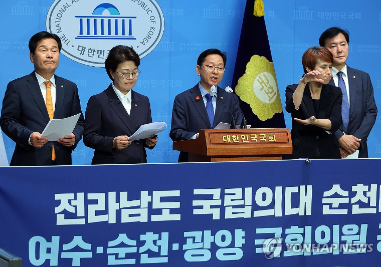 김문수 (가운데) 국회의원 (사진=연합뉴스)