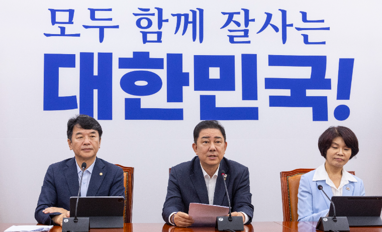 김병기 (가운데) 국회의원 (사진=연합뉴스)