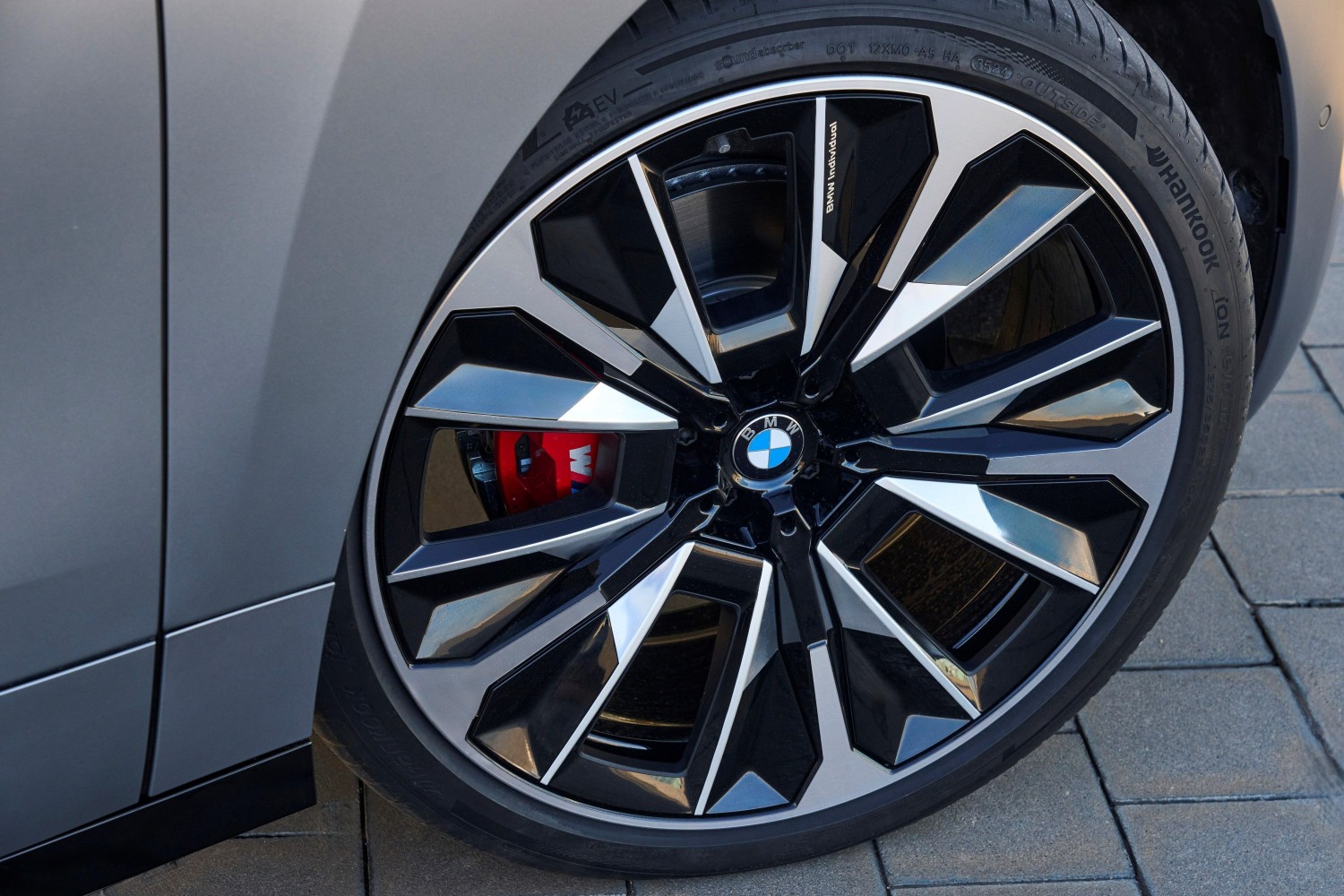 한국타이어, BMW 플래그십 전기 SUV ‘iX’에 신차용 타이어 공급