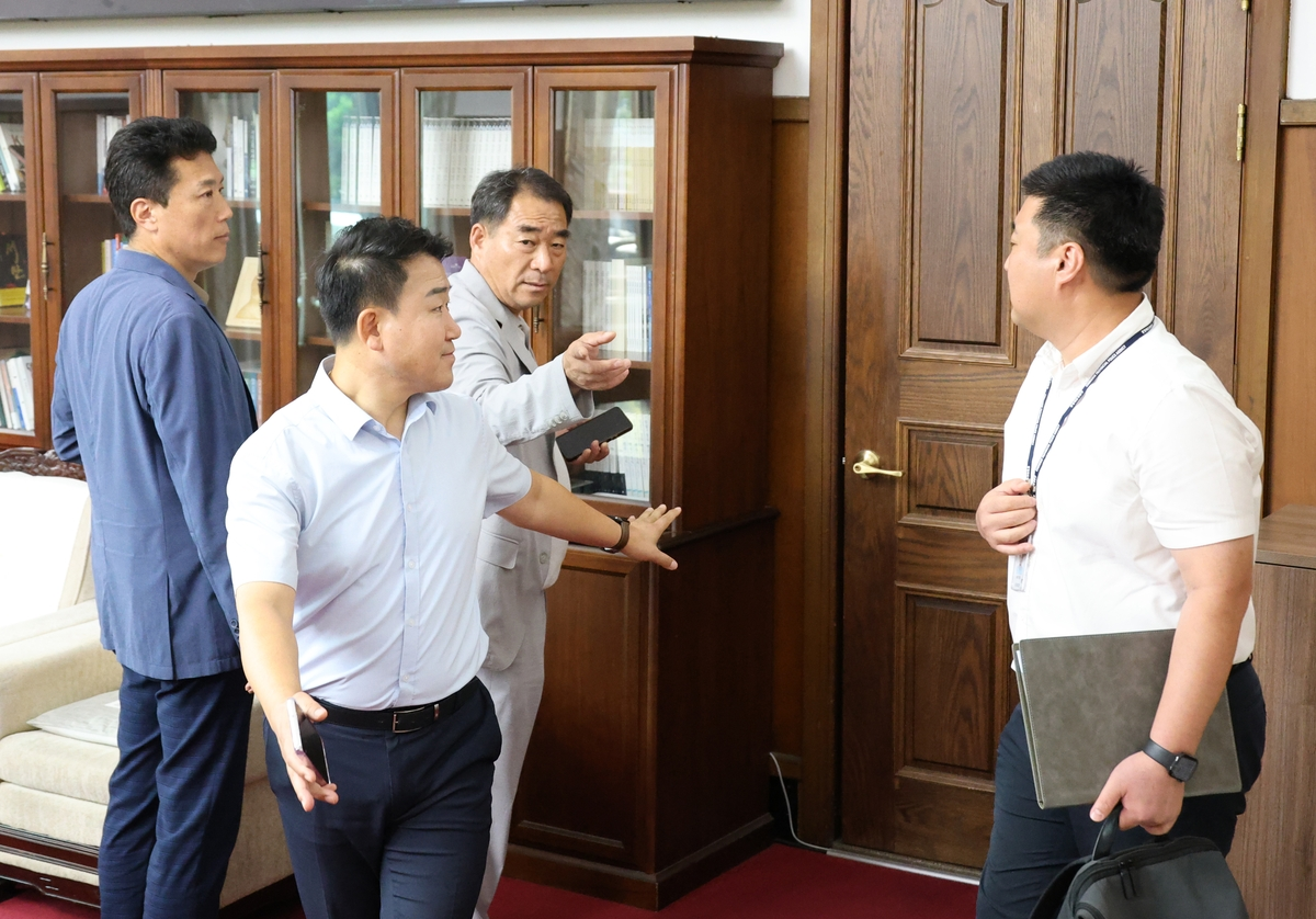 충북도청서 압수수색 시도하는 모습(사진=연합뉴스)