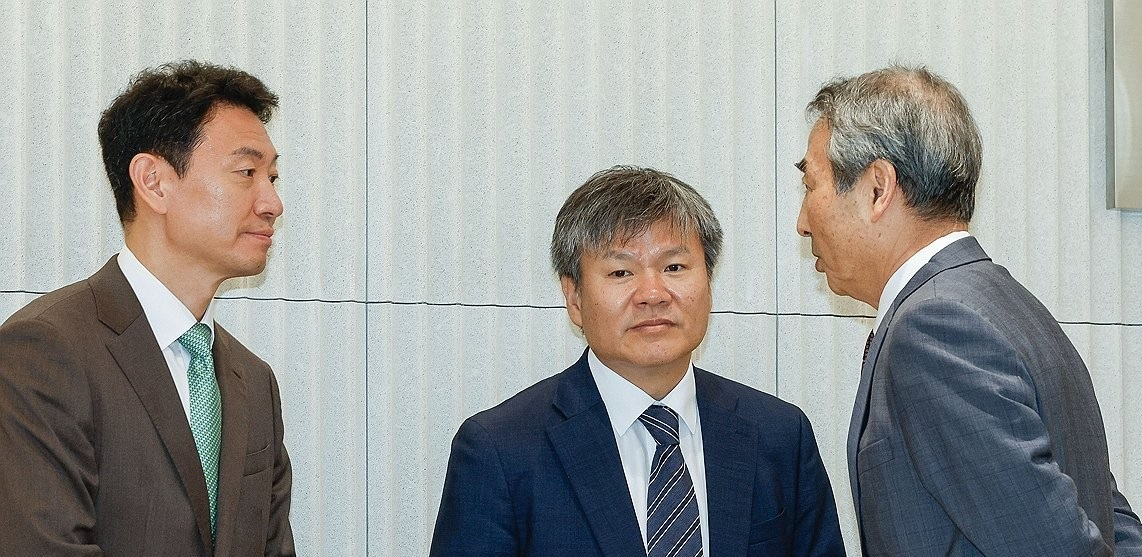 대화하는 민중기 특검팀(사진=연합뉴스)