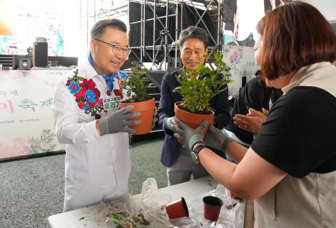 화분 및 나무심기 활동을 하는 류경기 중랑구청장